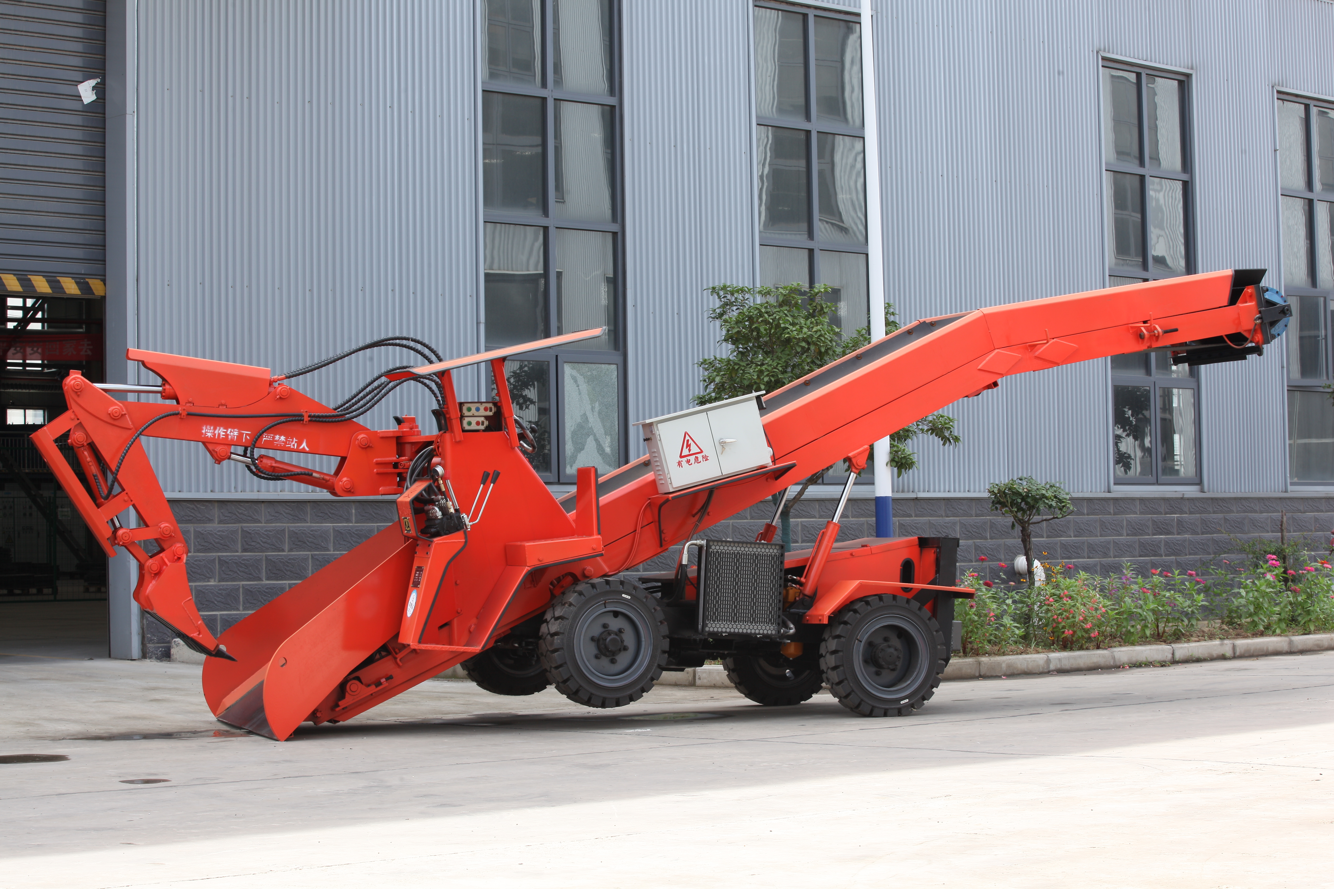 扒渣帶破碎，永力通液壓扒渣機一機搞定裝巖與破碎