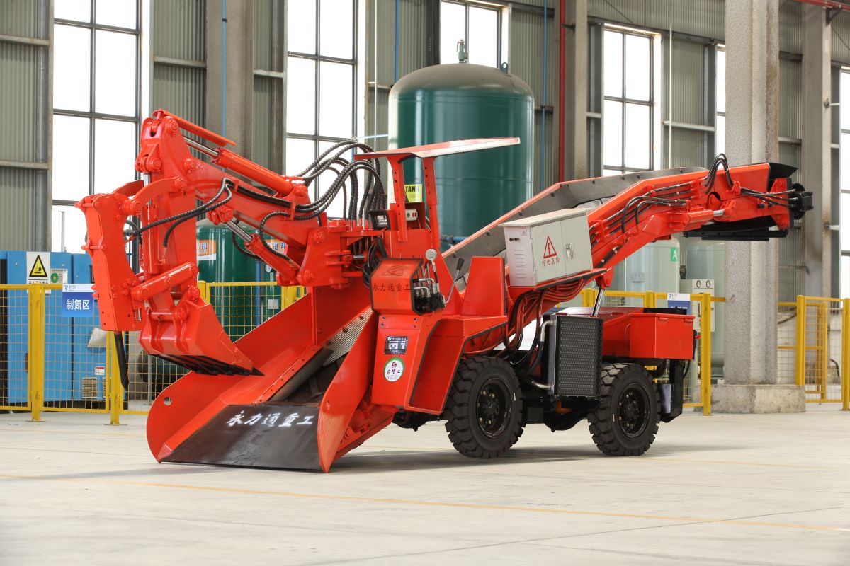 大斷面巷道出渣慢？永力通履帶扒渣機一機搞定