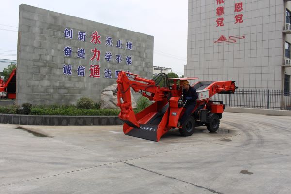 輪胎式扒渣機(jī)機(jī)動(dòng)靈活，永力通輪胎扒渣機(jī)轉(zhuǎn)場(chǎng)超快